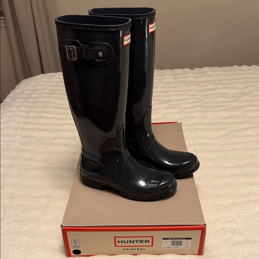 Hunter Shiny Navy Blue Tall Boots with Strap. Size: 7